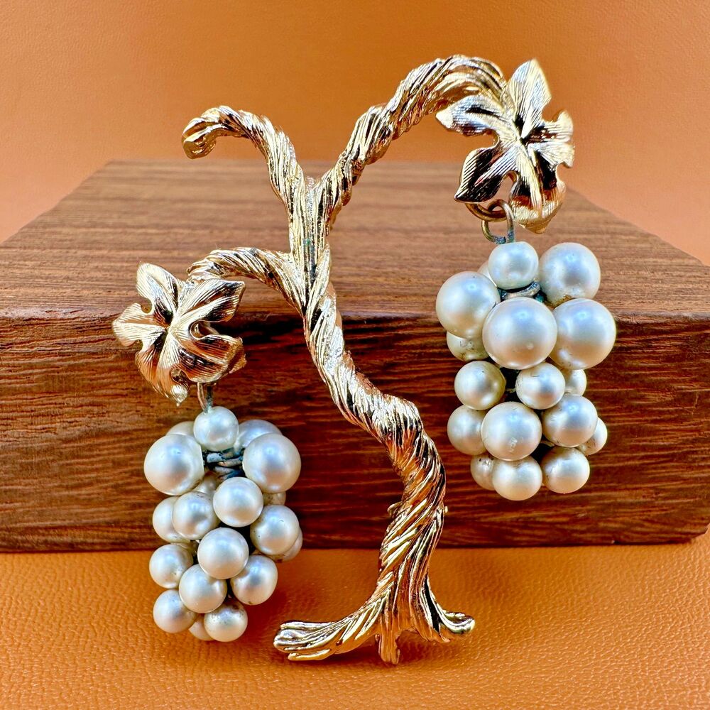 Vintage Grape Cluster Dangle Brooch Pin Gold Tone Faux Pearl Unsigned READ